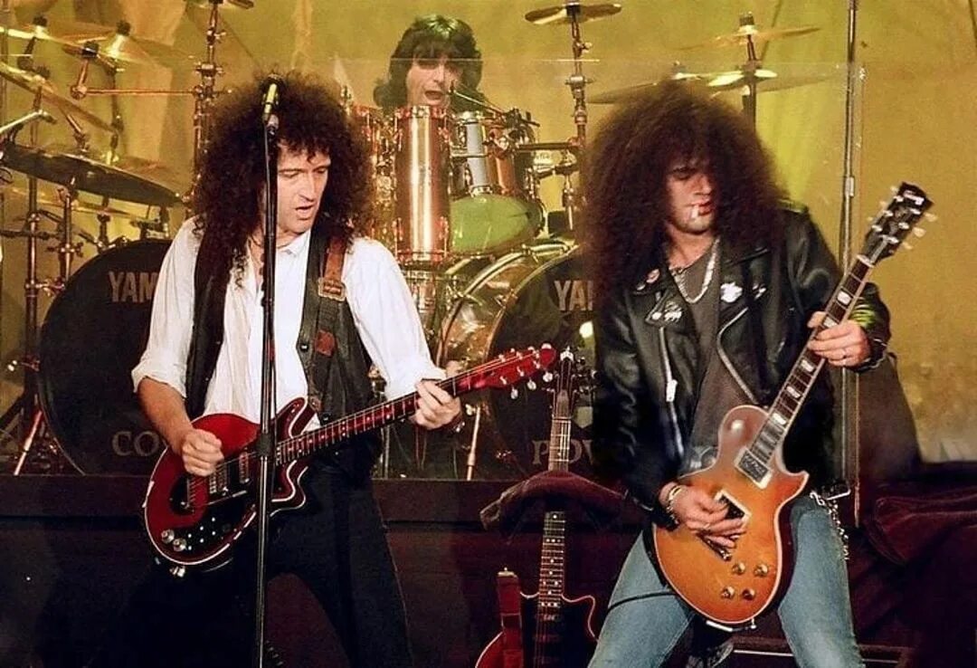 Slash and Brian May. Джимми пейдж и Брайан Мэй. Slash гитарист 1993. Брайан Мэй и Эксл Роуз. Рон мэй кантри