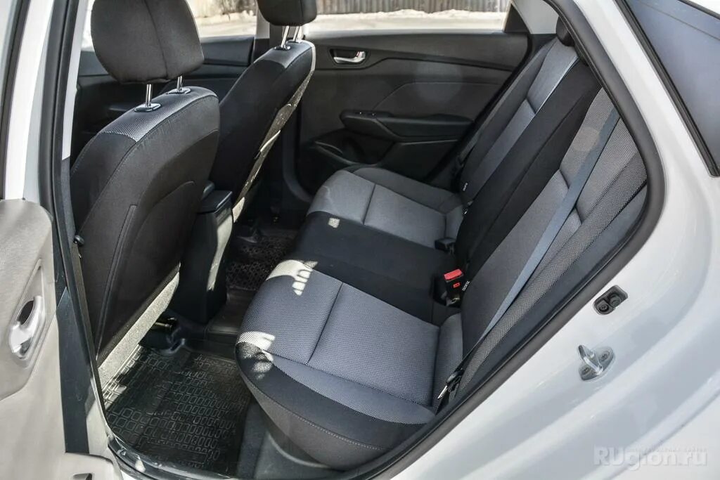 Hyundai solaris задний ряд. Задние сиденья хендай солярис 2011. Задние сиденья солярис 2. Задние сиденья хендай солярис. Заднее сиденье хендай солярис 2011 года.