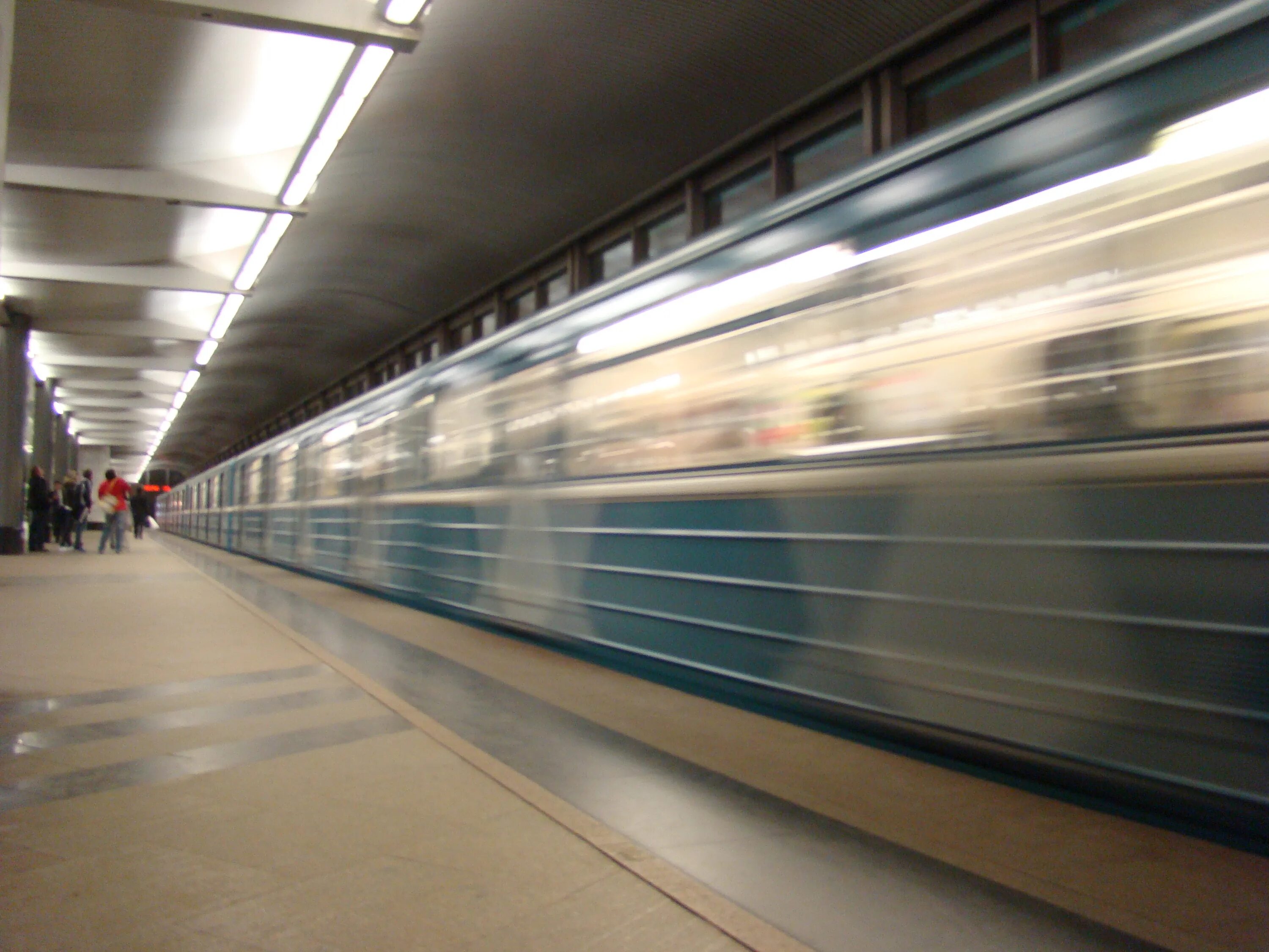 Поезд метро. Поезд метро Москва. Московский метрополитен станция Чкаловская. Замоскворецкая линия метро. Чкаловская станция электрички