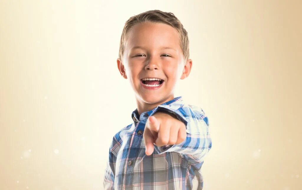 Honest person for kids. Непослушный ребенок. Злость ребенка. Дети с идеальными улыбками. Дети стоковые картинки.