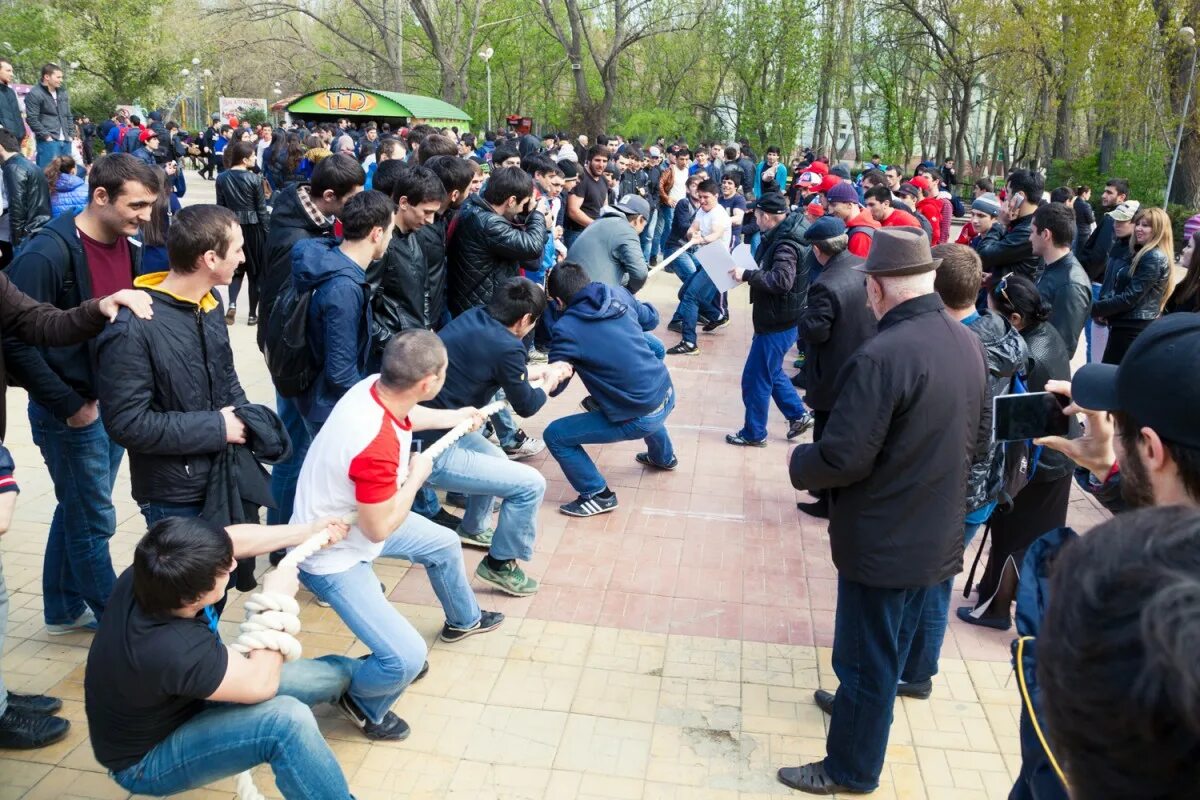 День молодежи махачкала. Молодежь махачкалы. махачкала молодежь фото. толпа на экзаменах в махачкале.