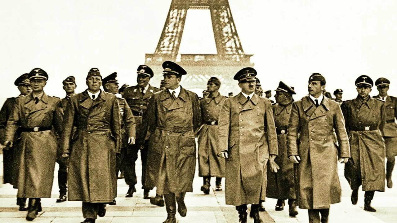 Капитуляция франции во второй. Адольф Гитлер в Париже 1940. Адольф Гитлер в Париже. Шпеер и Гитлер в Париже. Альберт Шпеер в Париже.