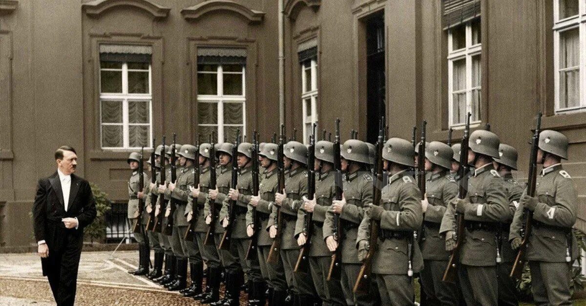 Немецкие марши третьего. Марширующие солдаты третьего рейха. солдат сс вермахт парад. гитлер и солдаты вермахта. строй солдат вермахта.