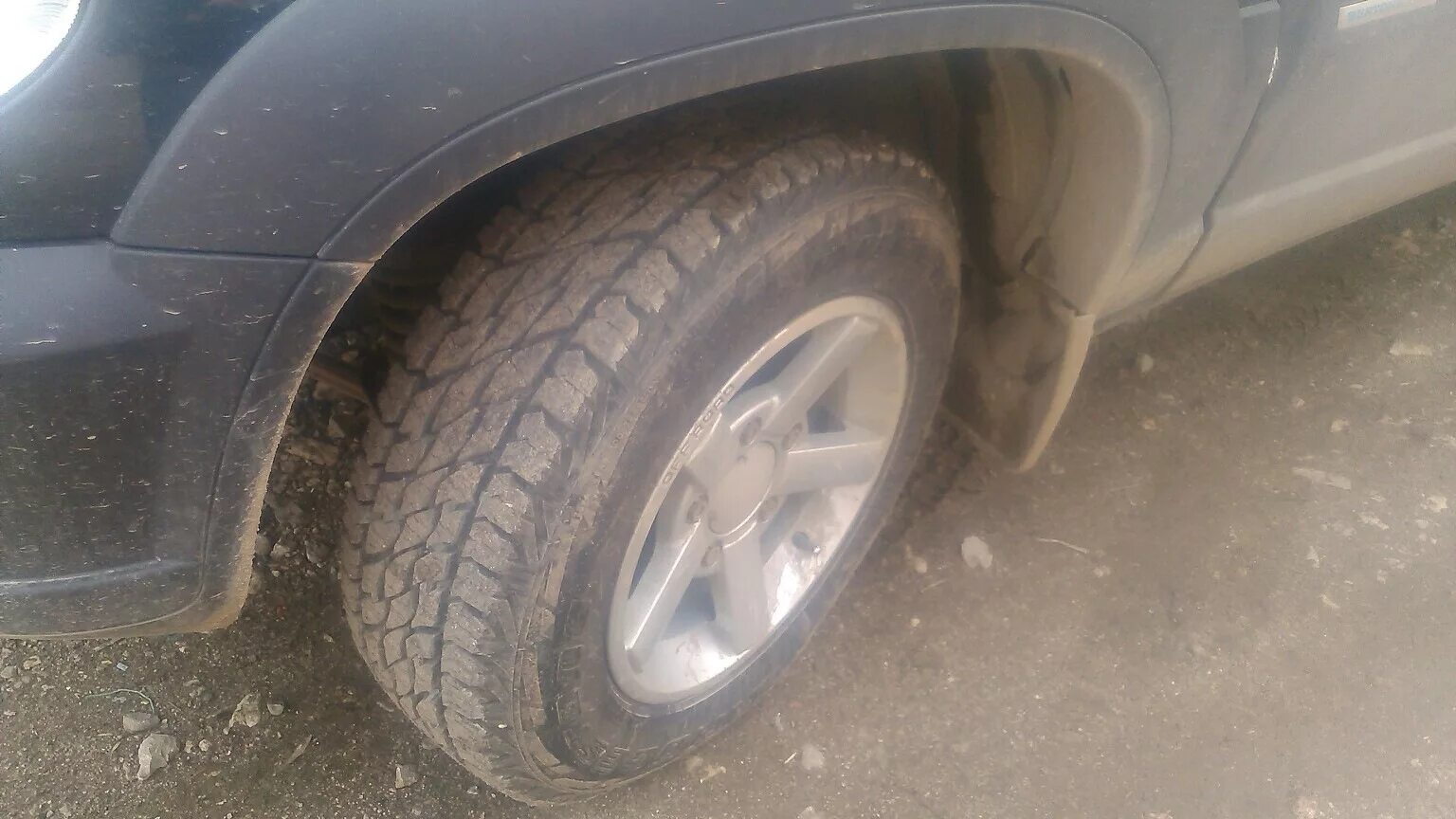 Кама 228 на ниву. Bentley заводская резина. Шины на ниву шевроле r16 лето. Шины 225/75 r16 на шевроле нива. Резина на шевроле нива r16 всесезонные.