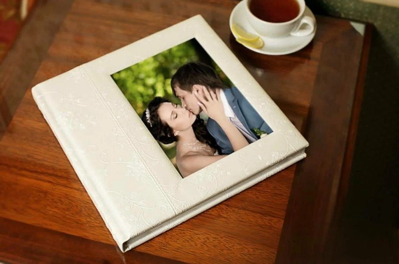 Стильная свадебная фотокнига. Свадебная фотокнига название. Фотокниги реклама. Фотофиера фотограф. Фотокниги.