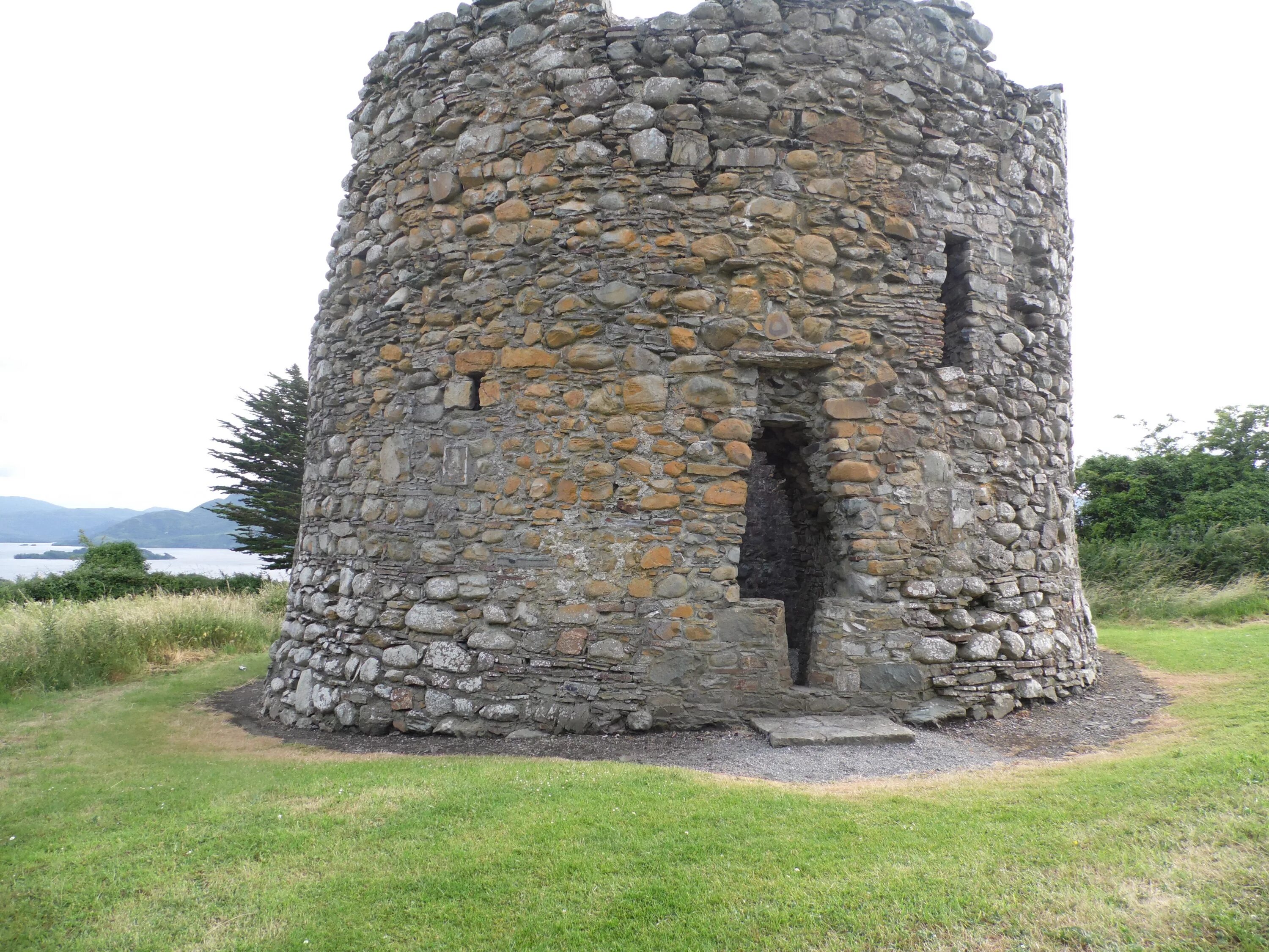 Round tower. Тугрульская башня Ирландия. Круглые башни Ирландии. Алания Старая крепость круглая башня. Средневековая круглая башня.