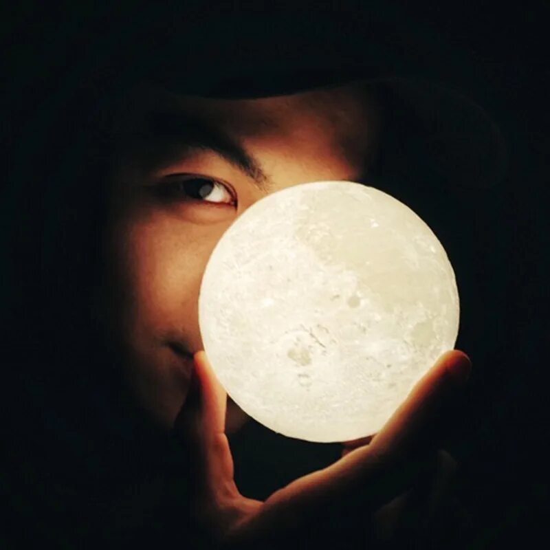Свет луны 6. Светильник Луна. Светильник светодиодный Луна. Фотосессия со светильником Луна. Лампочка свет Луны.
