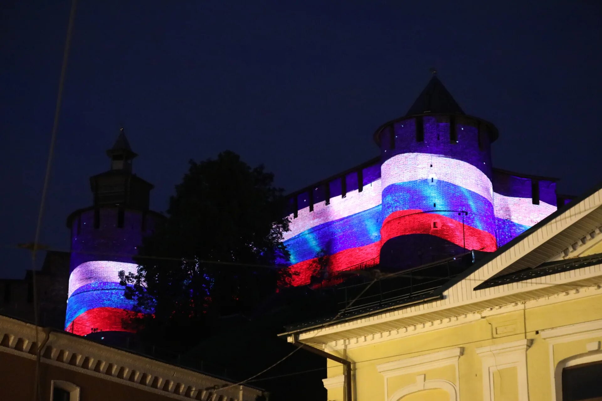 Кто поднял знамя на новгородским кремлем. Нижегородский Кремль Триколор. Нижегородский Кремль мэппинг. Кремль Нижний Новгород 2022. Нижегородский Кремль флаг России.