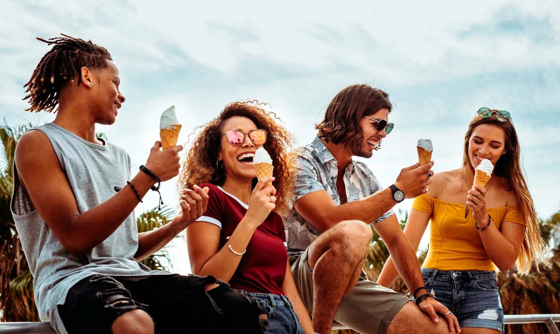 Молодежь ест. Веселые люди едят мороженое. Friends Ice Cream. Подруги на паре с телефонами.