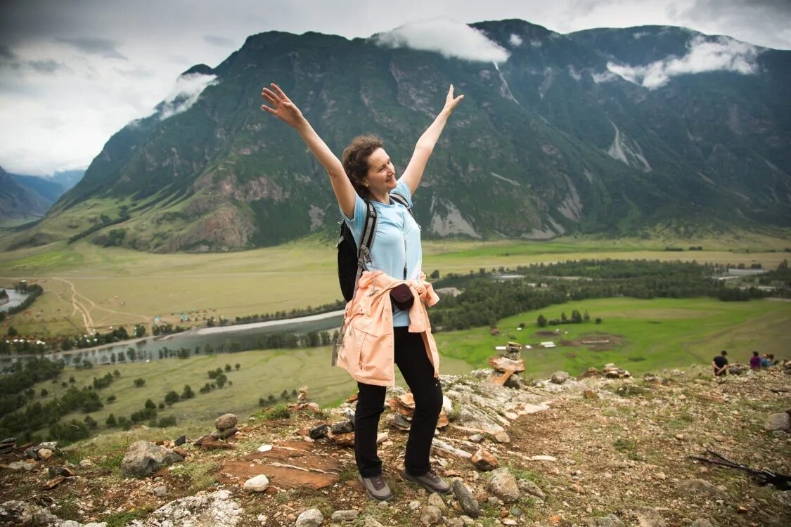 Стоит ли ехать на алтай. Горный Алтай походы в горы. Алтай туристический путеводитель. Фотосессия в горах. Люди в путешествии Алтай.
