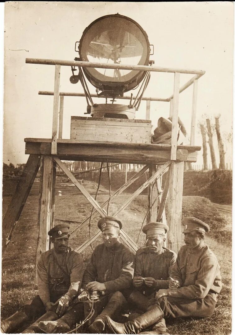 Первый прожектор. Боевой прожектор Корабельный 1905. Старинный прожектор. Прожектор судовой. Прожекторы в первую мировую войну.