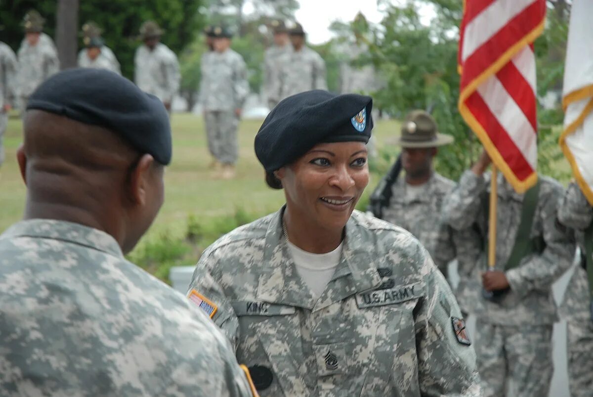 Женщина сержант. Drill Sergeant Вики. Сержант армии США. Женщины сержанты в армии США. Девушки в армии США сержант.