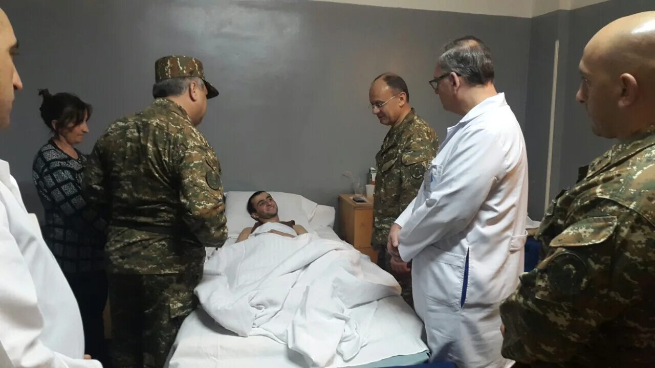 Посетил раненых. Раненые бойцы в госпитале бурденко. министр обороны армении посетил госпиталь военными. сериал военный госпиталь 2025. военные солдаты в госпитале бурденко.
