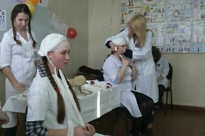 Младшая медицинская сестра. Младшая медицинская сестра медицинский колледж. Медсестра в 56 школе в ульяновске. Медицинский колледж великий новгород. Младшая медицинская сестра.