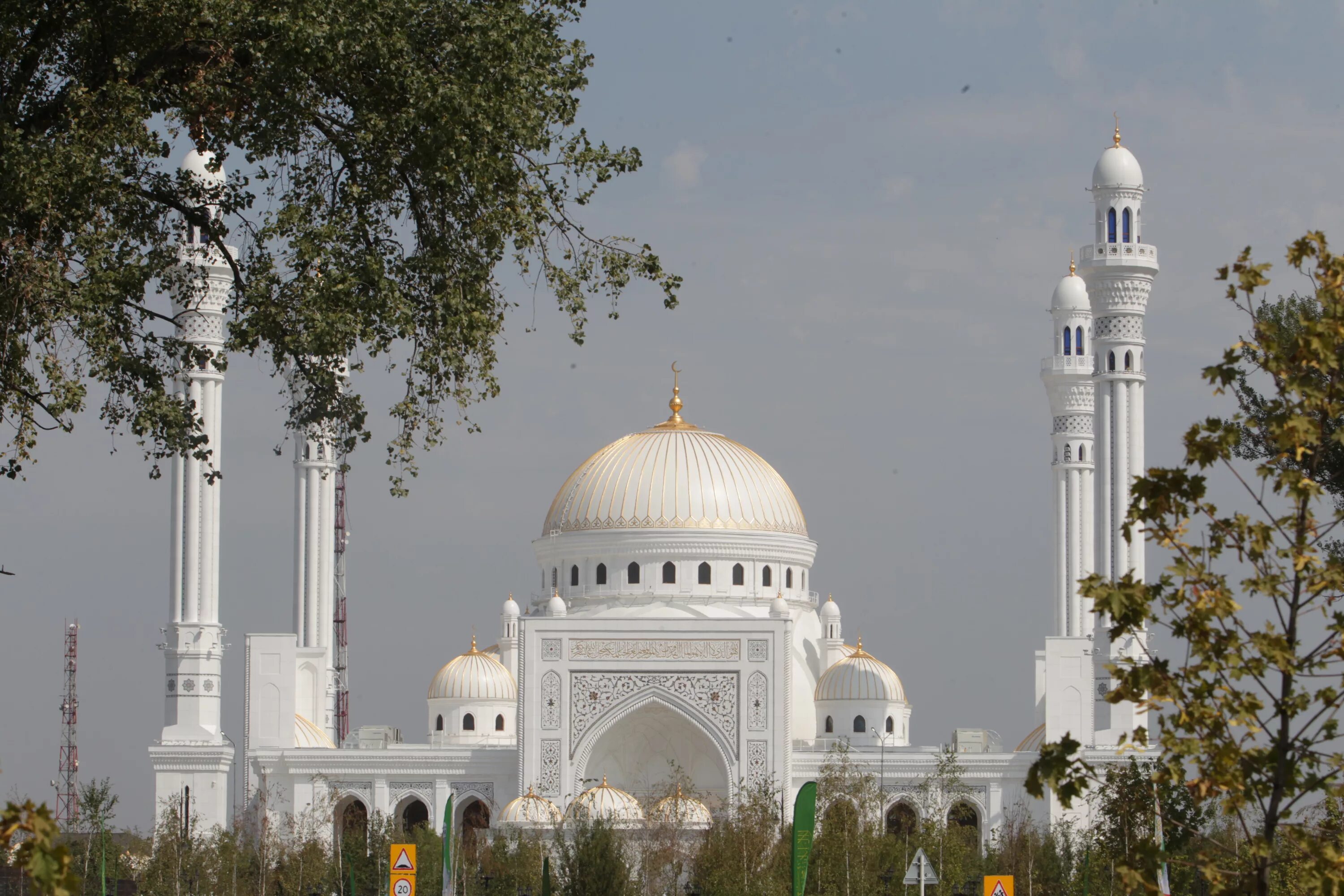 Большой мусульманская мечеть. Мечеть гордость мусульман в чечне. Мечеть зайда. Большой мусульманская мечеть. Соборная мечеть в москве проспект мира.
