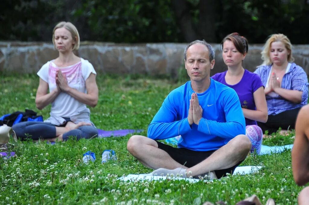 Медитация в парке. Йога на свежем воздухе. Йога в парке. Йога на свежем воздухе Москва.