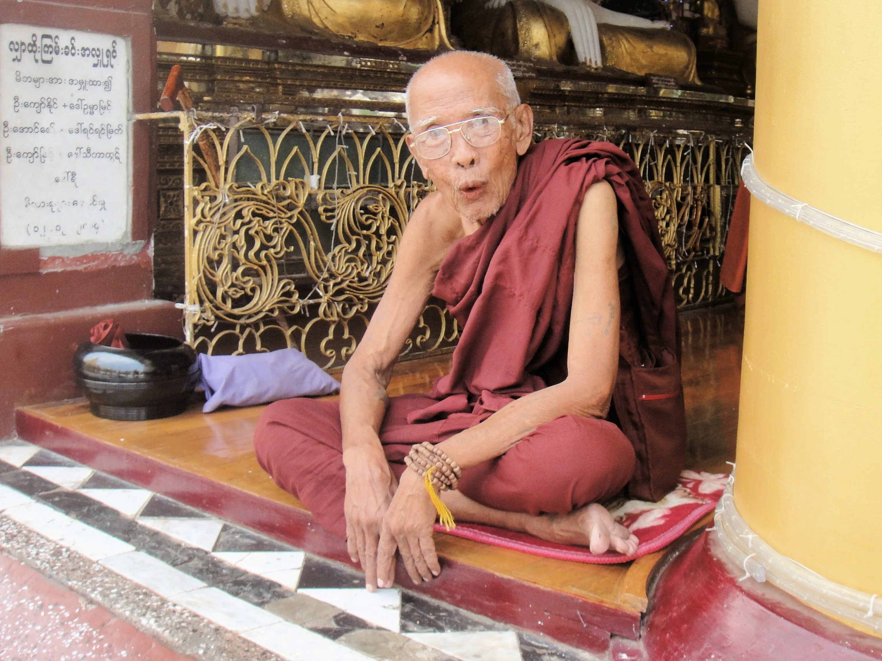 Ма хат. Монах Монк Мьянма. Монахи Махаяны. Древний монах буддист. Монах Бирма храм.