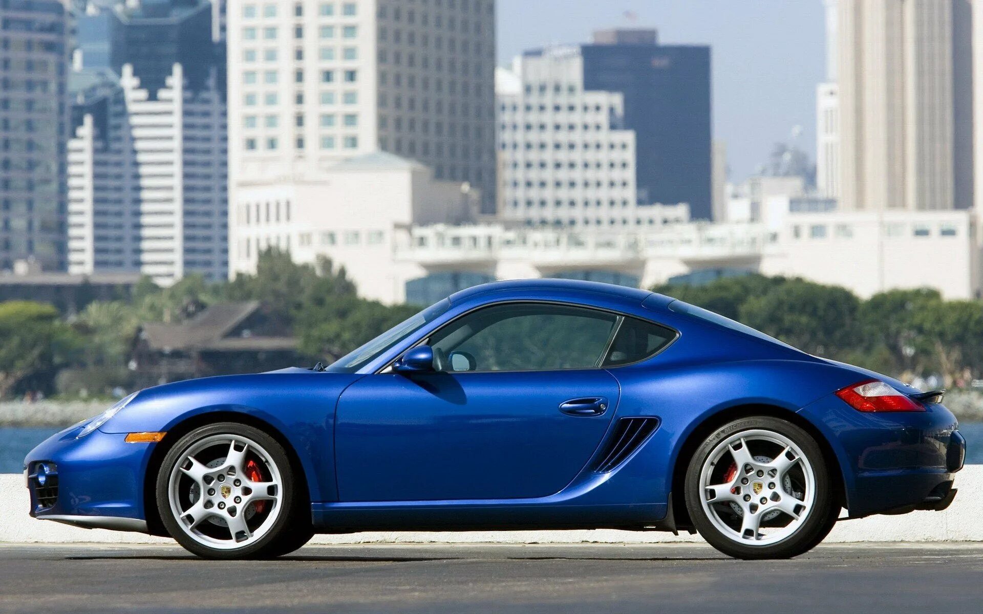 Маленькая синяя машина. Порше Кайман 2007. Porsche Cayman s 2007. Порше Кайман Каррера. Порше Кайман 2005.