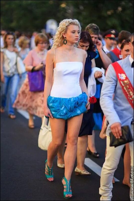 пол выпускного. пол выпускного. фотосессия выпускников школы. смешные платья на выпускной. пол выпускного.