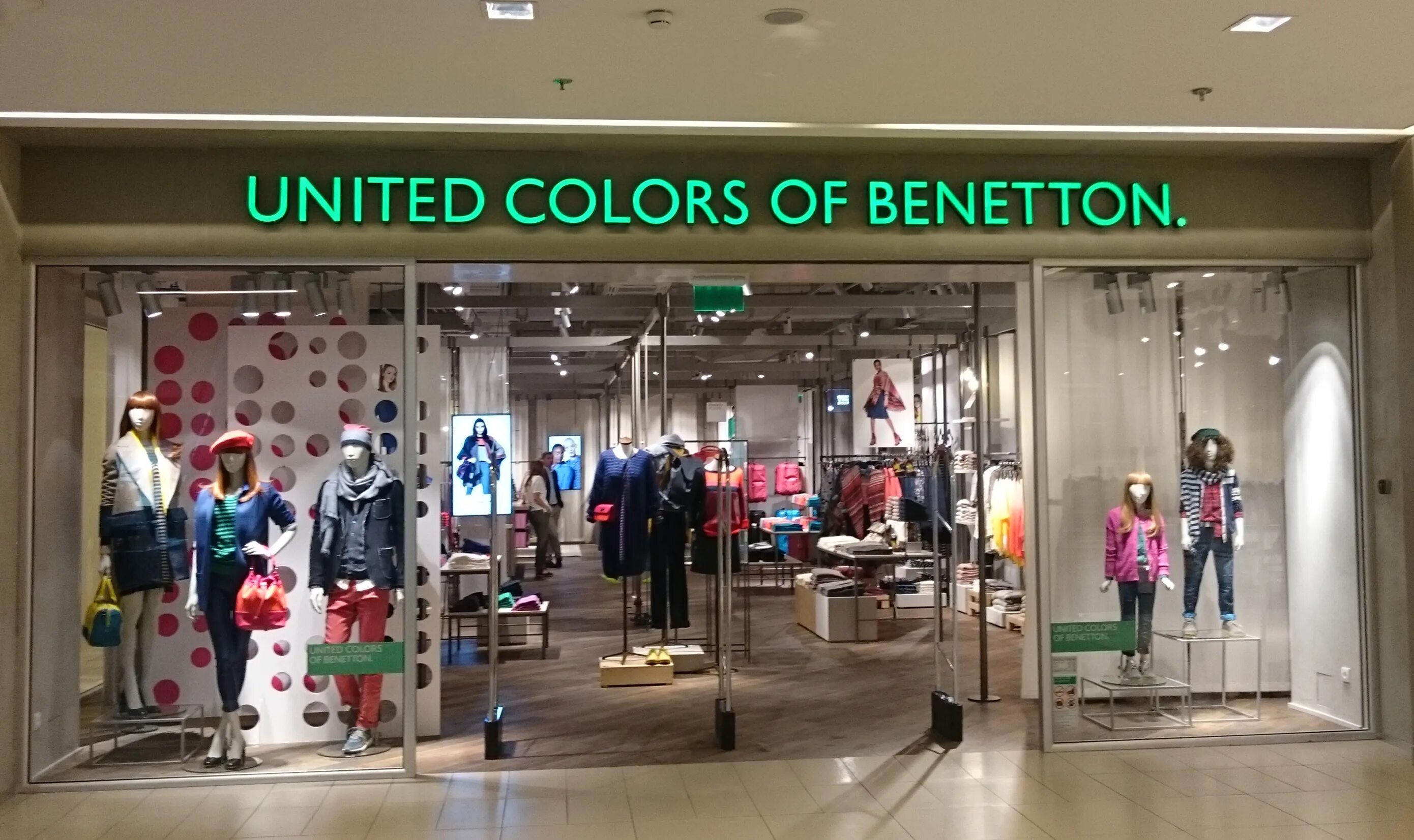 Benetton витрины. Бенеттон коллекция одежды. United интернет магазин. Юнайтед колорс оф бенеттон. Бенеттон 2014.