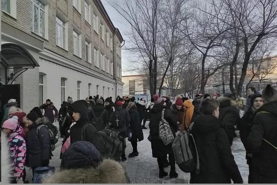 Эвакуация школ Хабаровск. Минирование школ Хабаровск. Эвакуировали детей из школы. Эвакуация в школе. Школа заминирована новости