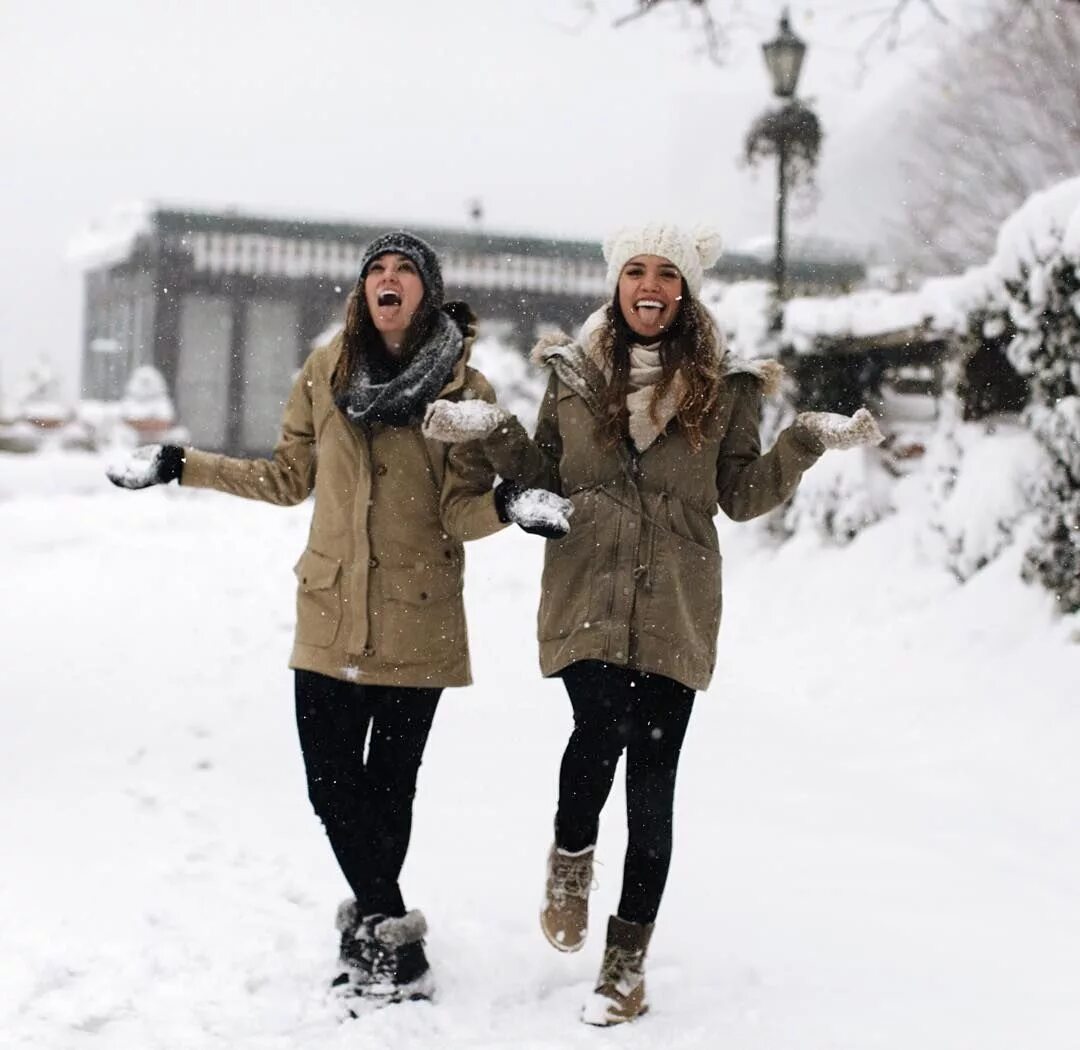 Улица друзей. Подружки гуляют. Друзья зимой. Фотосессия с друзьями зимой. Подруги в снегу.