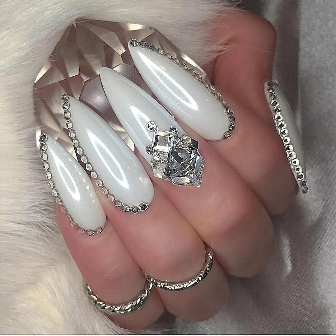 Ногти с камушками. Красивые ногти. Маникюр дизайн. Маникюр со стразами 2024. Маникюр со стразами 2024.