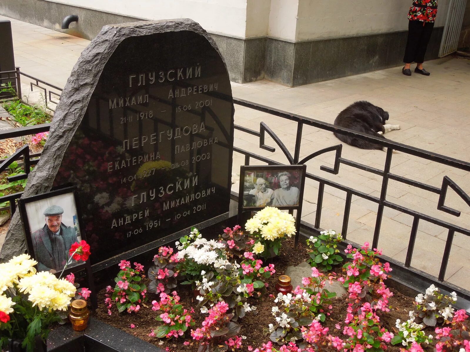 Могила вицина. Никулин на Ваганьковском кладбище могила.