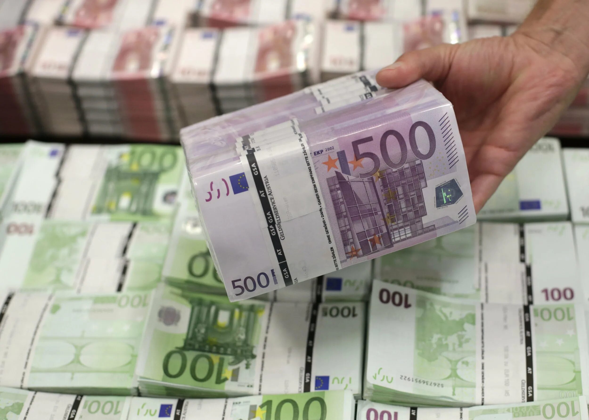 100 млн евро. Пачки евро. миллион евро. 1000 евро пачка. миллион евро фото по 500.