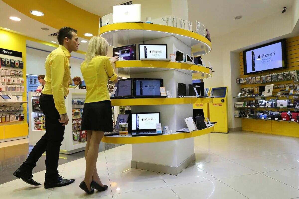 смартфоны. большой выбор смартфонов в москве магазин. мобильные аксессуары. смартфоны в салонах связи. продавец в салоне сотовой связи.