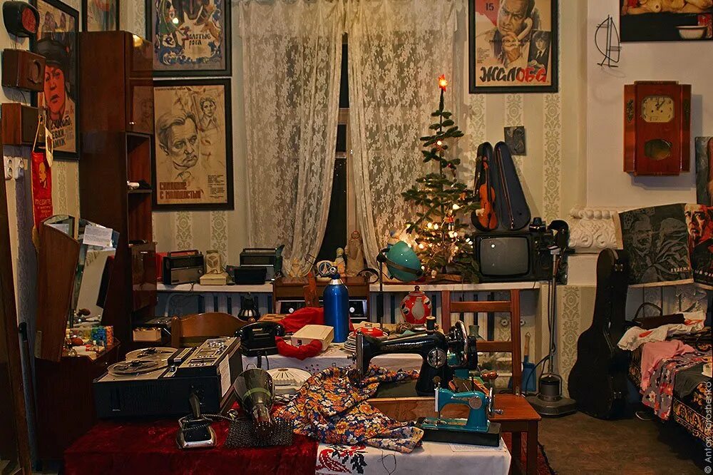 Новогодний стол 90-х. Нг 90. Новый год в 90 е годы. Новый год в 80-е годы. Застолье в 90-е годы.