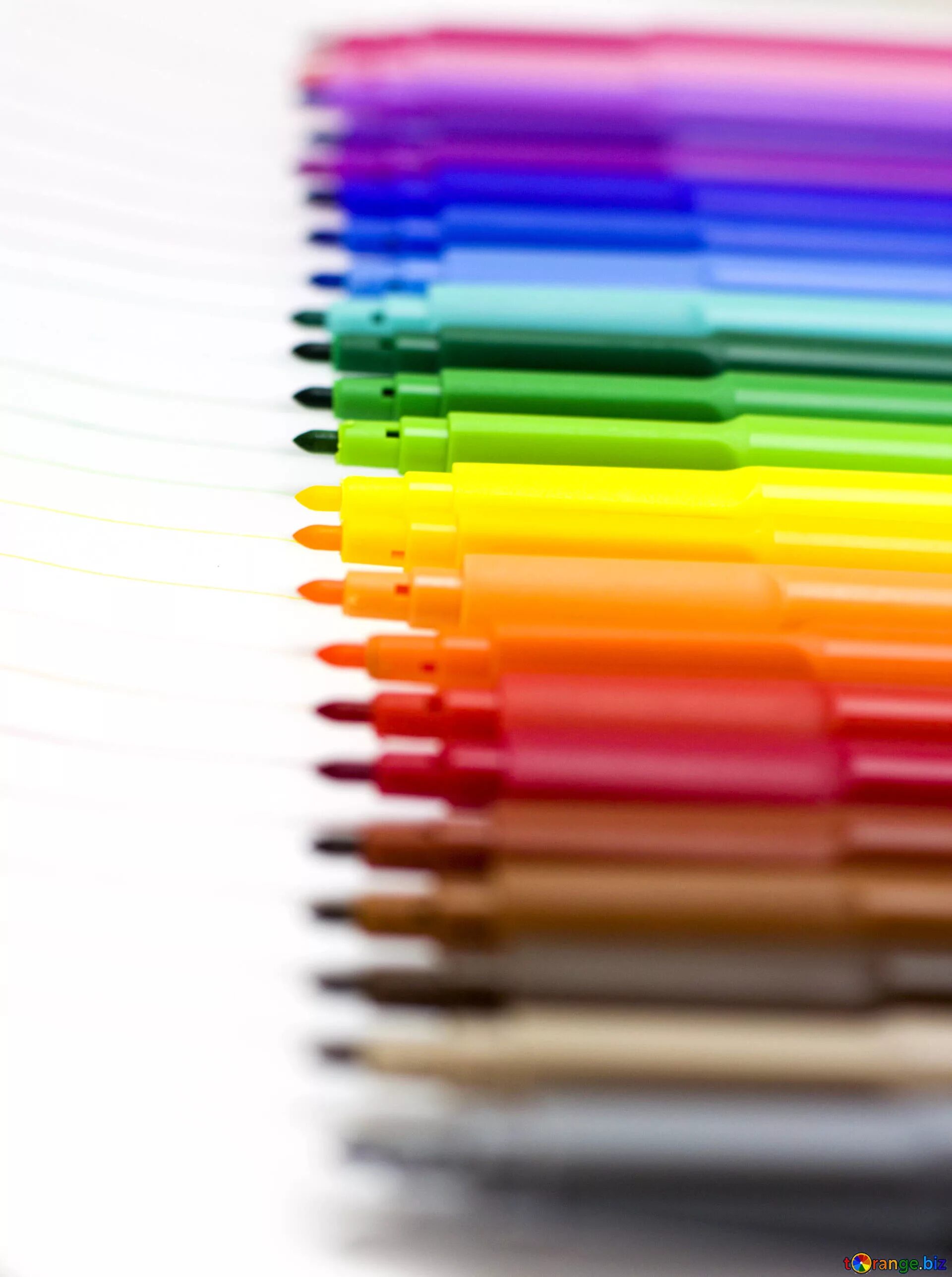 Цветные фломастеры. Разноцветные маркеры. Рисунки цветные. Яркая разноцветная ручка. Цветные устройства