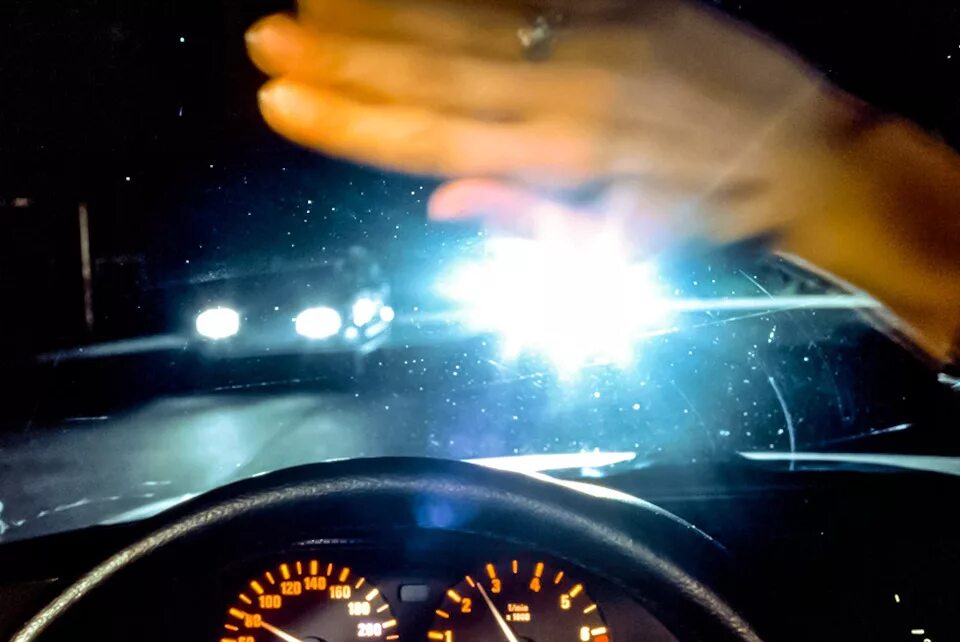 Фары слепят мем у девушки Drivers fuelling epidemic of blinding incidents on Britain's roads by illegally