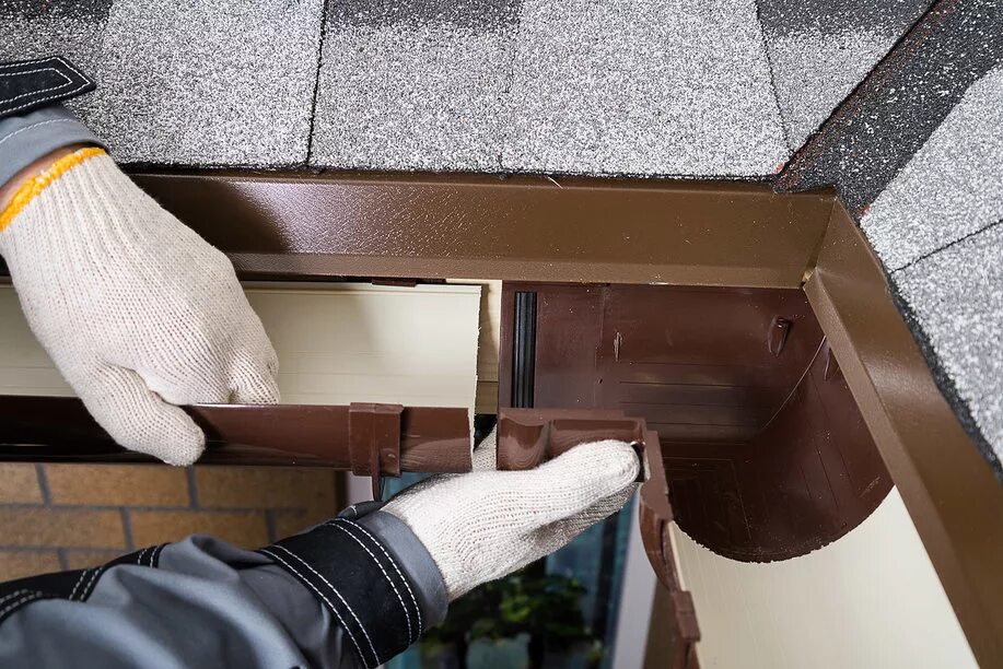 Как установить водосток. Кронштейн желоба водосточной системы rohrflt von holzplast. Монтаж сливного желоба на крыше. Крепление водостока к крыше. Как установить водосток.