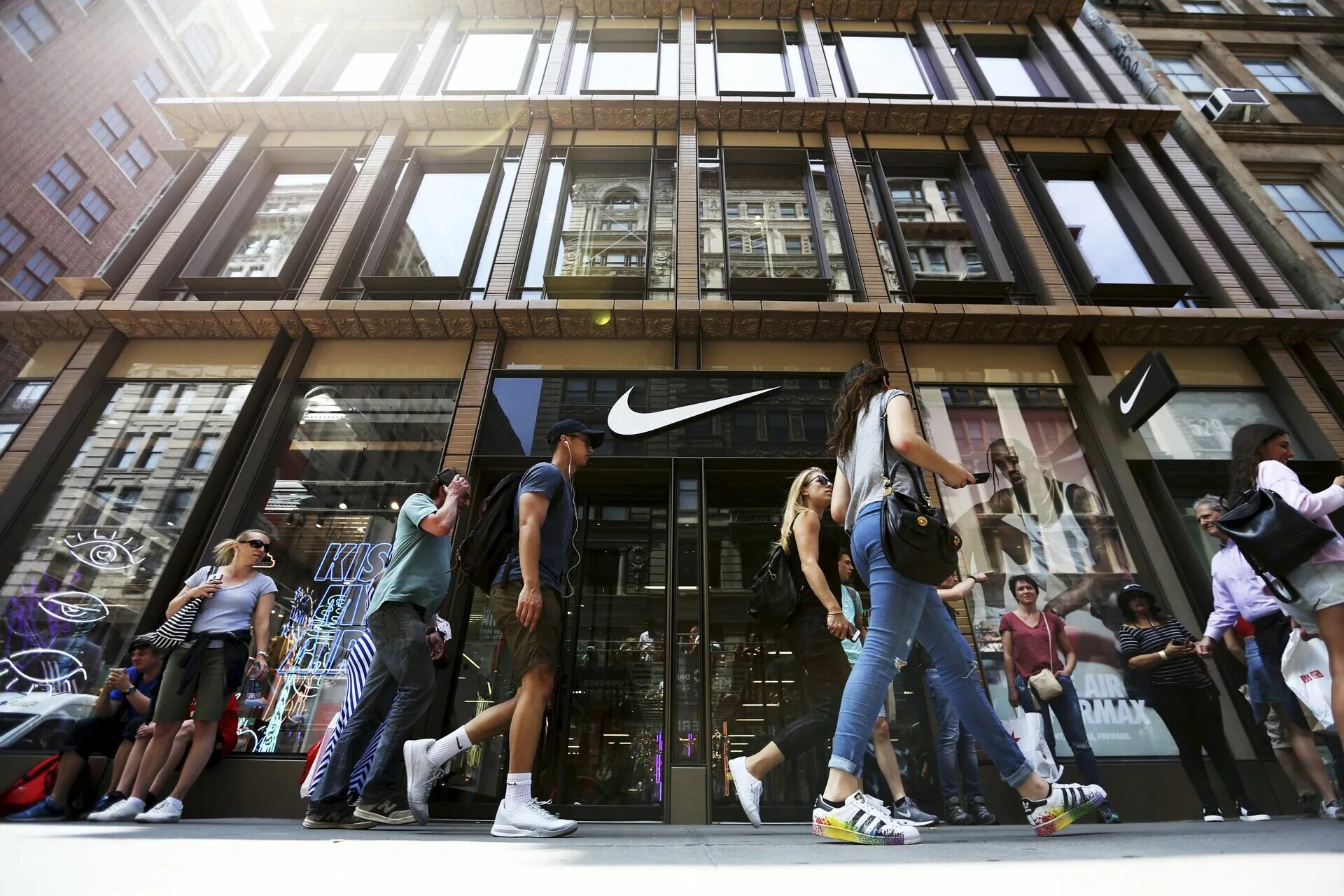 Nike в Нью-Йорке. Сотрудники найк. Покупатели найк. Корпорация найк. Где находится найк