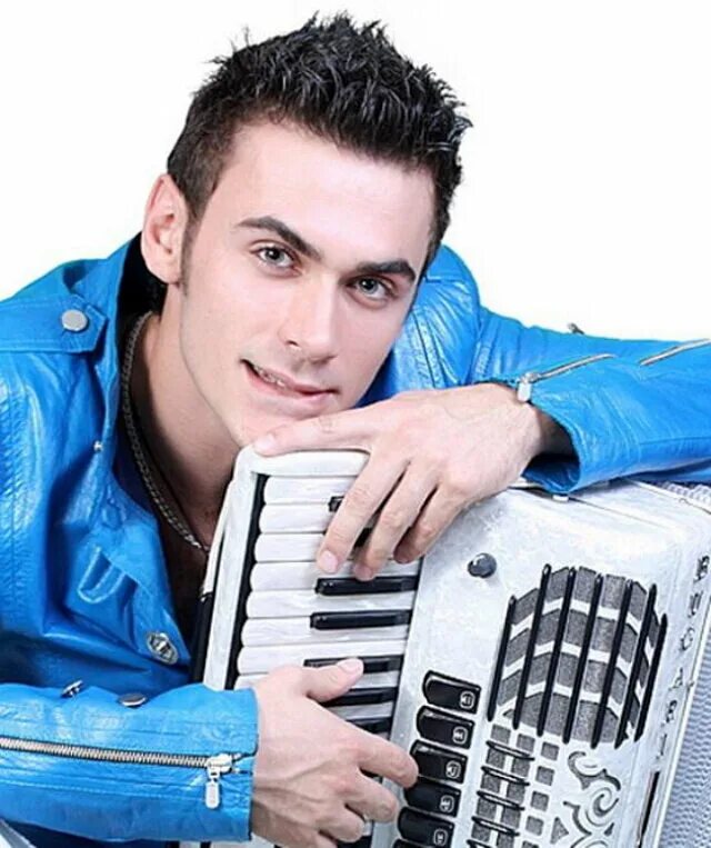 Наслаждение музыкой. Девушка с микрофоном. Музыкальные подростки. Подростки и музыка. Слушать песню современных исполнителей.