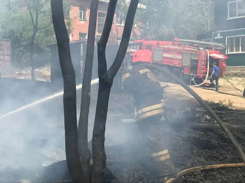 Пожар в Улан Удэ сегодня в Железнодорожном районе. Что горит в Улан-Удэ сейчас. Пожар. Пожар в городе