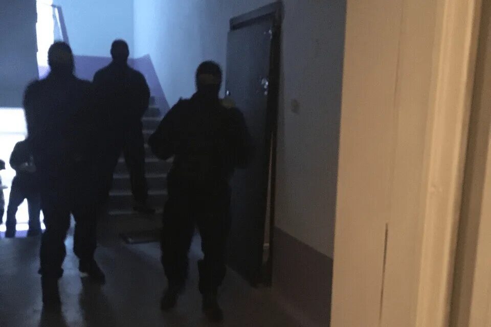 обыск в офисе. обыск у активистов. обыск дома за 100000 фильм. савин роман александрович минздрав якутии. глава омвд егорьевска олег ермаков.