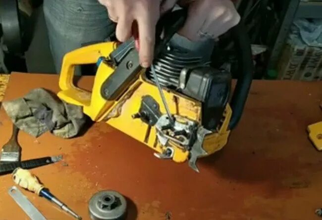 Замена масляного бензопилы. Замена масляного бензопилы. Патриот 240 бензопила масляный насос привод. Фильтр stihl ms 180. Фильтр воздушный stihl ms-180.