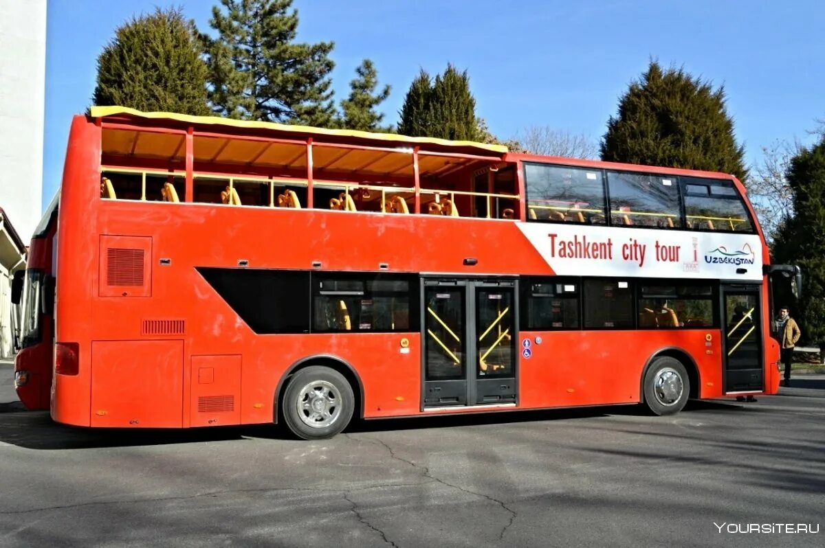 Автобус сити тур. Двухэтажный туристический автобус. Оранжевый туристический автобус. Двухэтажные автобусы для туризма. Тур оранжевый автобус.