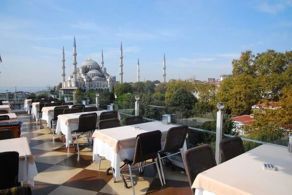 Рестораны стамбула с видом. Севен Хиллс отель Стамбул. Seven Hills ресторан Стамбул. Терраса Севен Хиллс Стамбул. Терраса ресторана Seven Hills Стамбул.