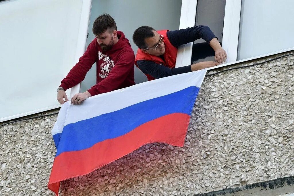 В частный дом триколор. Российский флаг на доме. флаг россии в каждый дом. украшение российским флагом. окна ко дню российского флага.