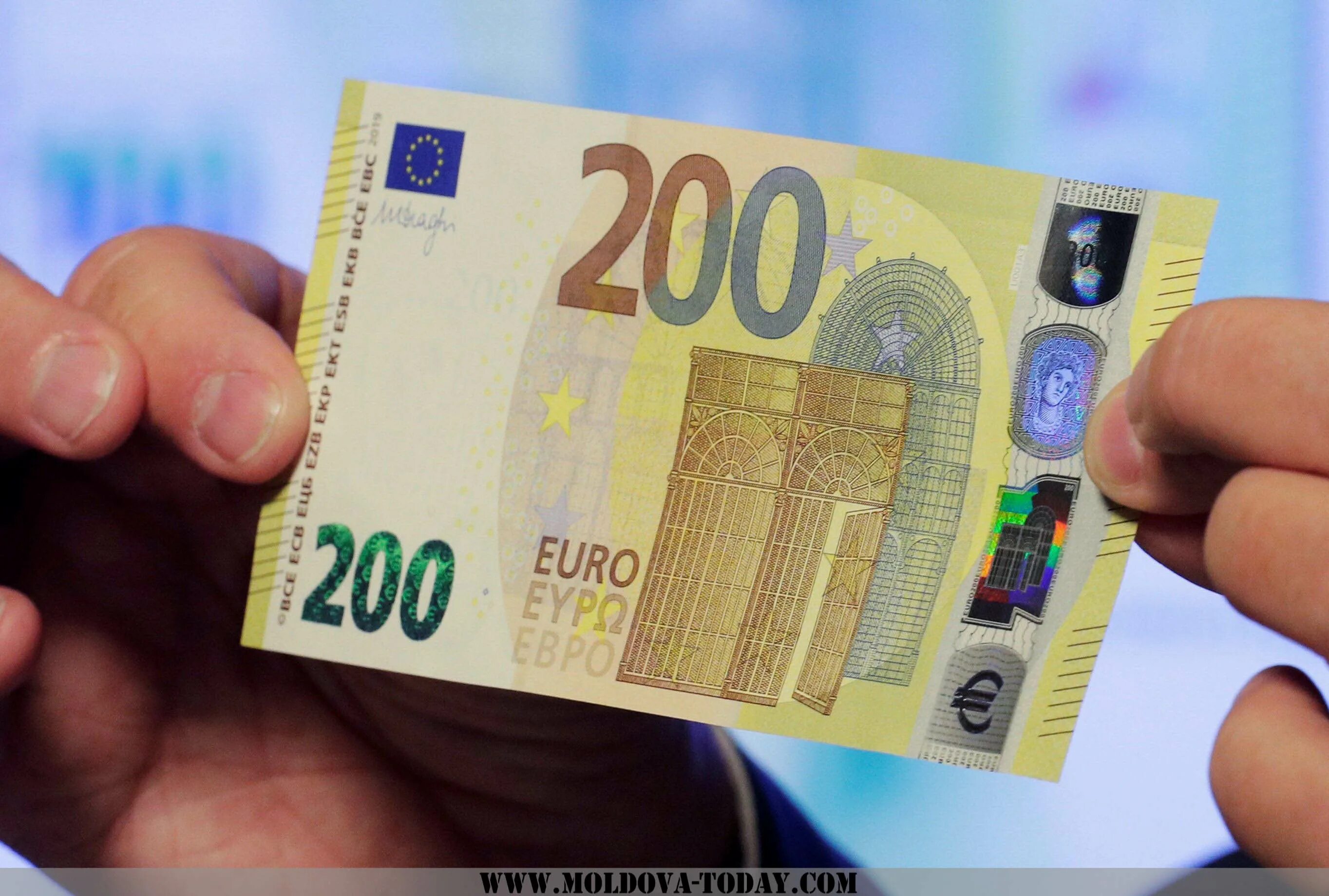Пошлина свыше 200 евро. Банкноты евро 200. 200 Евро. Евро фото. Евро фото купюр.