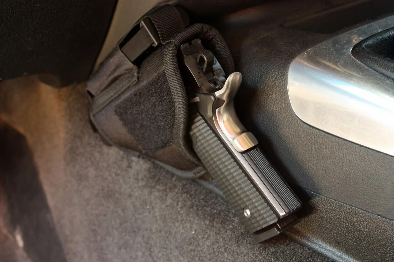 Разрешённые ножи в автомобиле. Автомобильный нож. Ружье в багажнике. Нож в машину. Нож в машину.