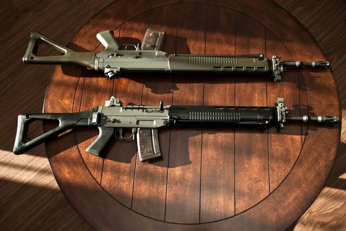 Sig sg. Автомат sig sg550. sig sg 550. штурмовая винтовка sig sg 550. sig-550 винтовка швейцарская.