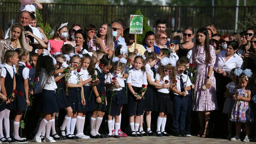 Линейка в школе. Линейка 1 сентября. Школьники на линейке. Первый класс линейка.