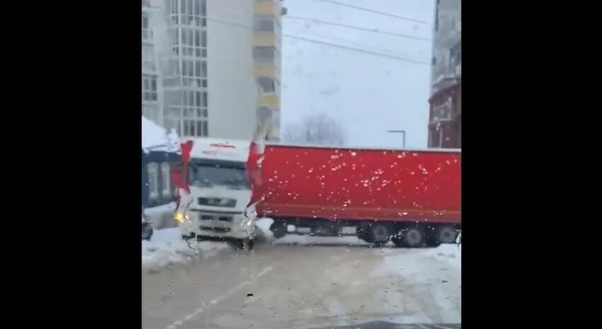 Фура воронеж москва. Газель тащит фуру. Воронежское грузовое такси. Фура за фурой. Дтп воронеж на ленинском проспекте.