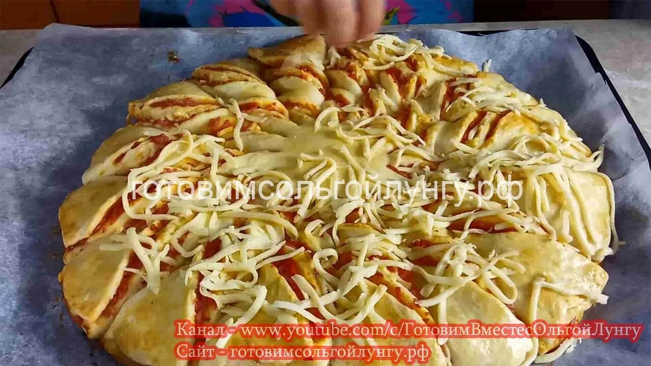 пирог с колбасой и сыром. пирог с колбасой сыром и яйцом. слойки с колбасой и сыром. слойка с ветчиной и сыром. сырный пирог с колбасой.