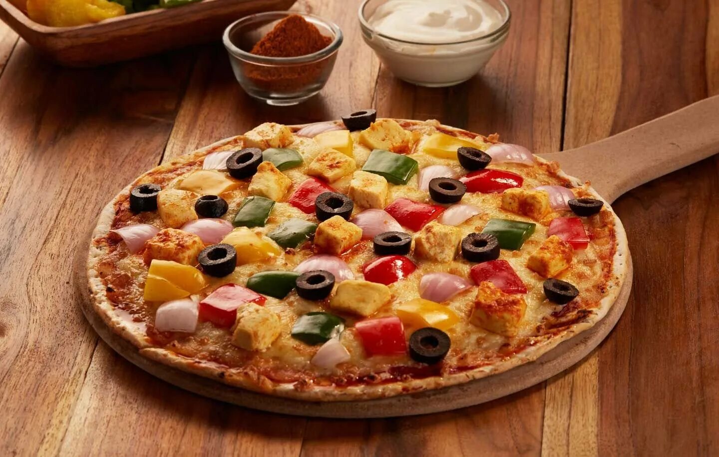 Доска для пиццы деревянная. Неидеальная потому что у тебя есть один изъян это я. Пицца бьянко венеция. Неидеальная пицца. Неидеальная пицца.