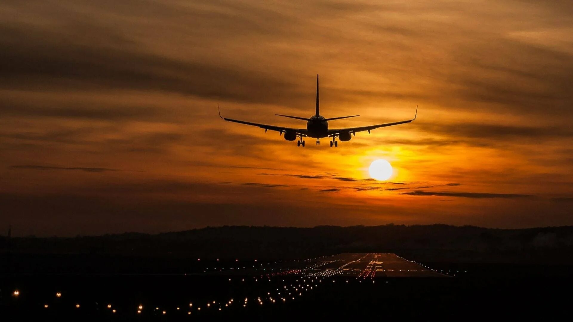 Самолет уходит в полет. Боинг 747 взлет. боинг 737 взлет. боинг 777 взлет. самолет на закате.